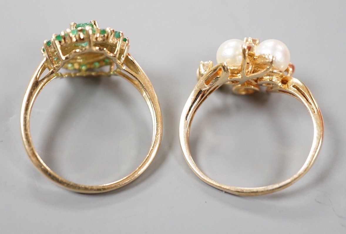 A modern yellow metal, cultured pearl and diamond chip set flower head cluster ring, size K and a 9ct, emerald and diamond chip set cluster ring, gross weight 6.8 grams.